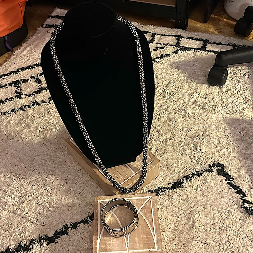 No brand 90’s inspired necklace/clasp bracelet combo. Gorgeous retro bling!